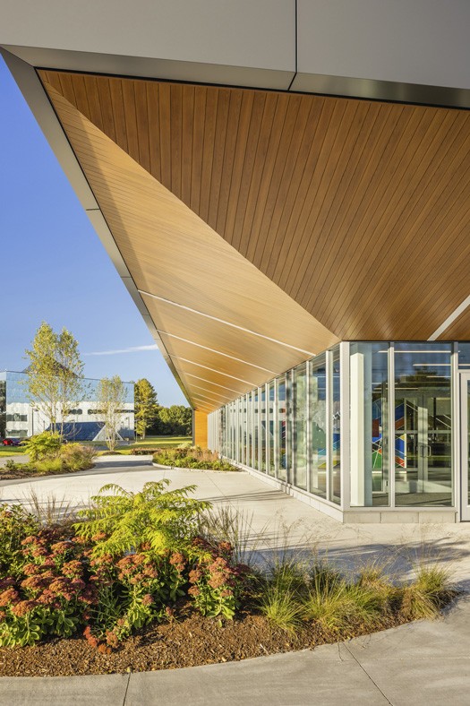 Entry pavilion with landscaped garden at Westborough technology center
